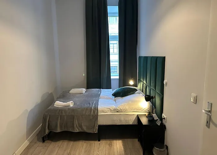 Near Westbahnhof Station Simple 2br & 1lr *