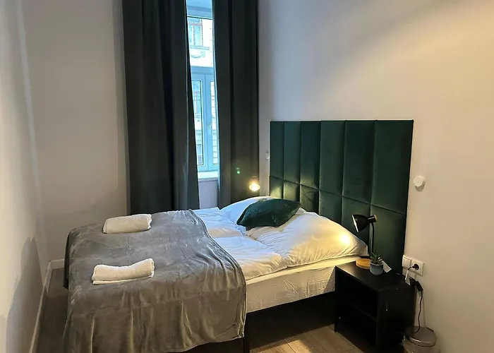 Near Westbahnhof Station Simple 2br & 1lr *
