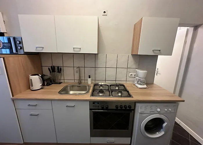 Near Westbahnhof Station Simple 2br & 1lr